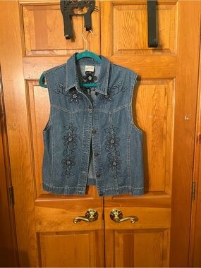 Embroidered Denim Vest - Women's Blue Jean Sleeveless Jacket